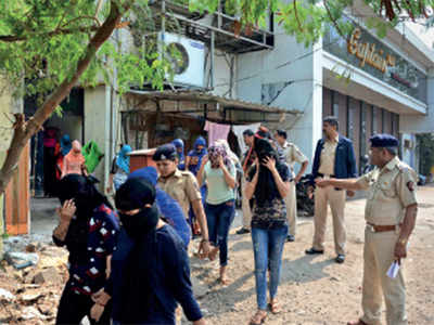 77 arrested after police raids on two bars in Nagpada, Navi Mumbai