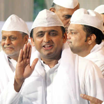 Akhilesh in photo controversy: Picture show UP CM with Saharanpur violence accused