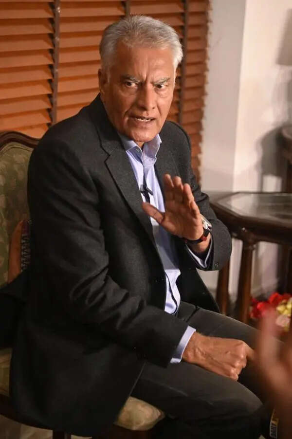 Jakhar targets AAP govt over power cuts