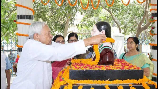 Nitish visits his village, pays tribute to late wife