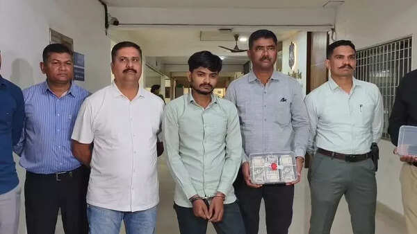 Diamond worker caught with 5L in counterfeit notes
