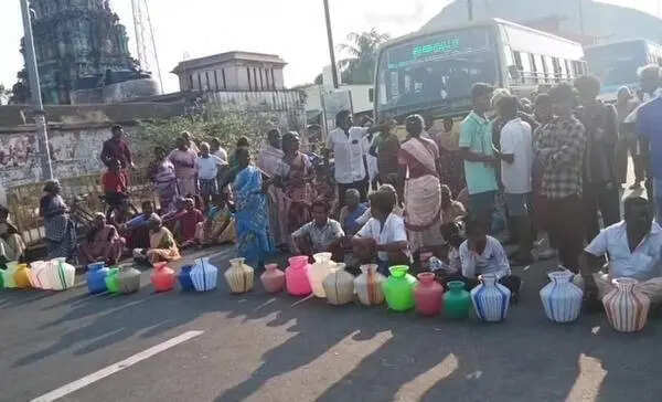 Villagers block road demanding drinking water