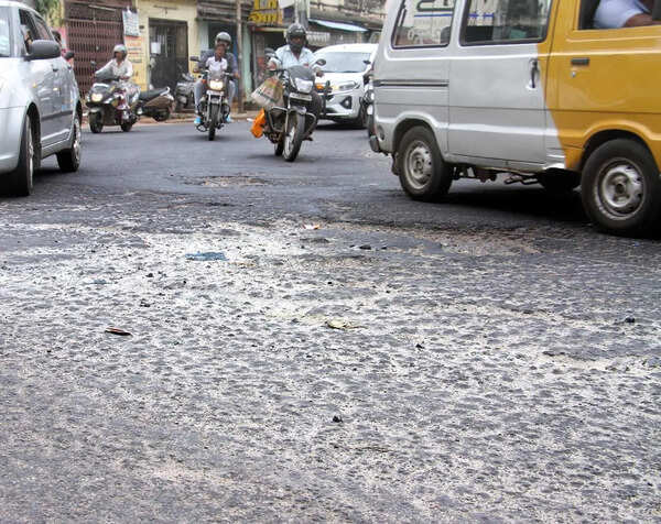 Crater disrupts traffic at Madurai’s Yanaikkal junction