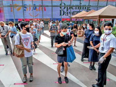 Long queues as Thai malls reopen after virus shutdown