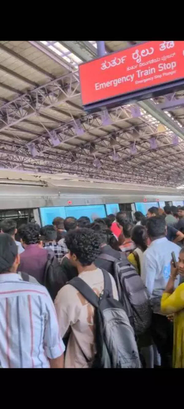 Signal failure halts trains, resultsin crowding on Bengaluru Metro platform