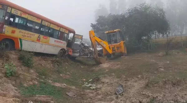 5 dead in separate crashes amid morning haze on highways
