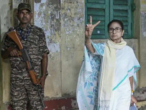 In last-min push, Mamata holds Bhowanipore meet