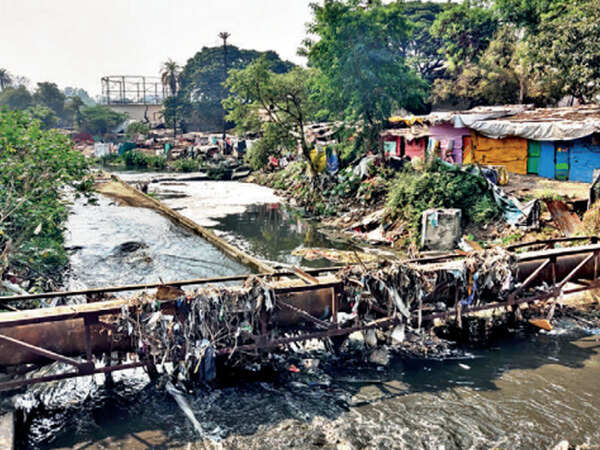 Pune: Trash continues to flow into Mula-Mutha in Kalyaninagar
