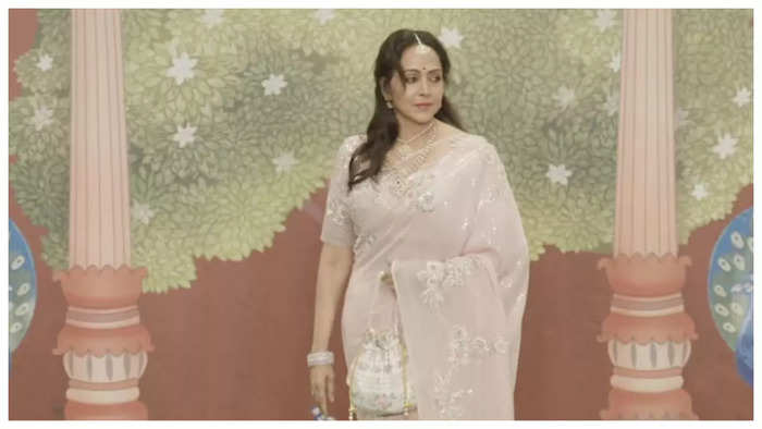 Hema Malini arrives with elegance at the Anant-Radhika's Shubh Ashirwad function