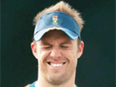 Hamstrung De Villiers to play as specialist batsman