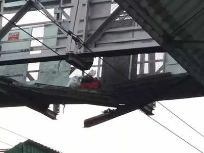 Maharashtra News LIVE Updates: One dead, 14 injured as part of foot overbridge collapses at Ballarshah railway station