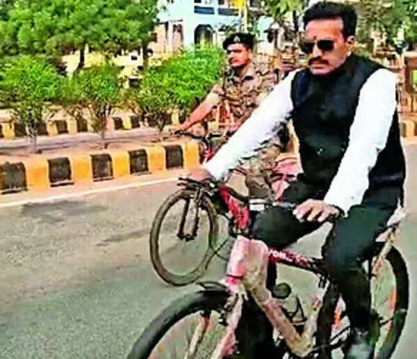 PM’s fuel-saving appeal finds echo in Aurangabad as district judge cycles to court