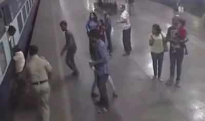 Mumbai: RPF constable Sachin Sabne saves senior citizen from getting crushed under Mumbai local train at CST
