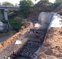 Work on gabion walls to secure eroding Vishwamitri banks begins