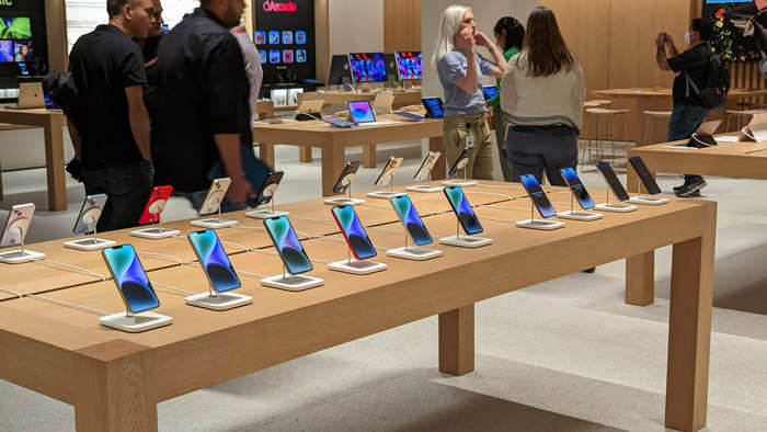 Apple Saket Store: Apple Saket in Delhi opens: Live updates - Tim Cook ...