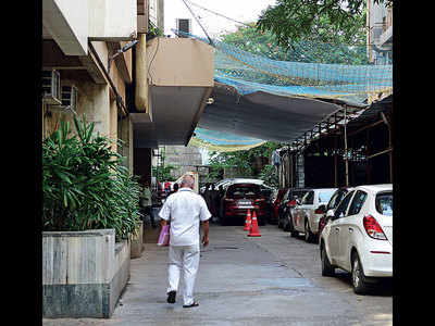 Patient jumps off hospital window, dies