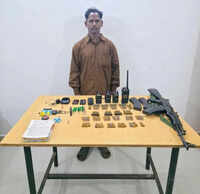 Maoist carrying 8 lakh bounty lays down arms