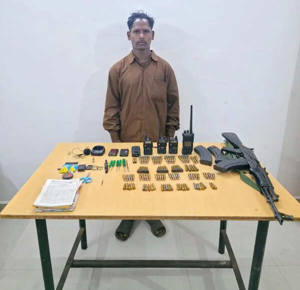 Maoist carrying 8 lakh bounty lays down arms