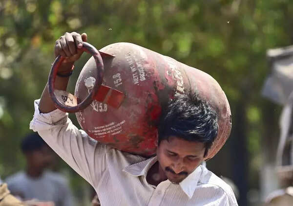 Hit by LPG shortage, vendors shutting shops, heading home