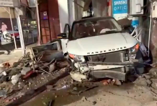 Early-morning dash ends in wreck as SUV smashes Raopura signal
