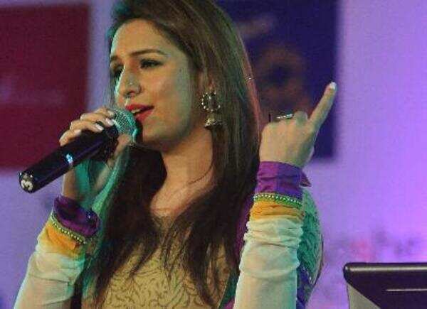 Aakriti Kakar, Babul Supriyo perform at 'Standing for Nepal'