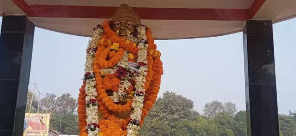 Specs again replaced on Netaji's bust in JSR on his birth anniv