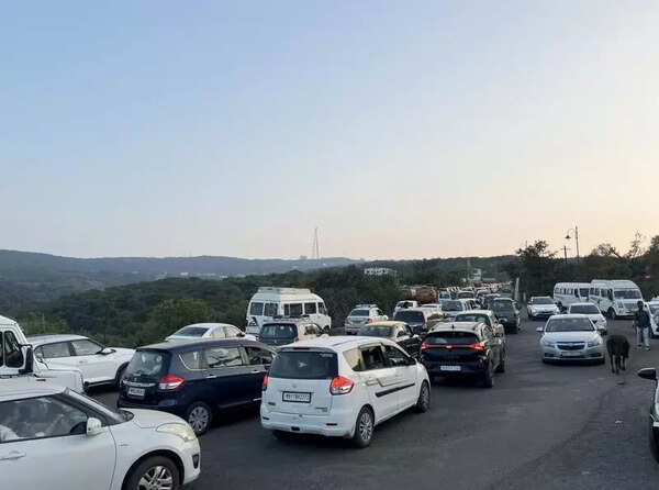 Yearend surge of visitors triggers traffic snarls at famous tourist spots
