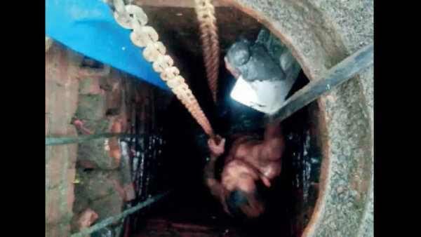 Worker made to enter manhole in Gandhinagar without safety gear