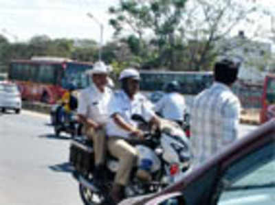 Cops told to follow traffic rules, or else face action