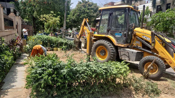 After MCG says not our job, DLF begins debris cleanup