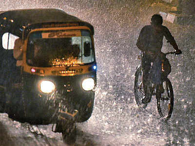 Heavy rains lash Mumbai; road, air and rail traffic hit