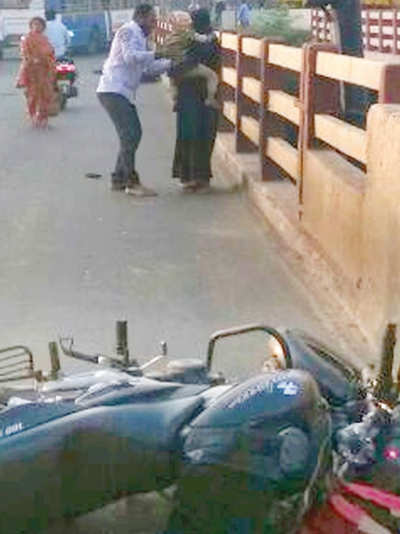 Feigning accident, gang lures 3 into their trap
