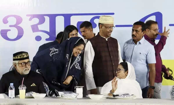 In poll season, netas reach out to locals at iftar meets