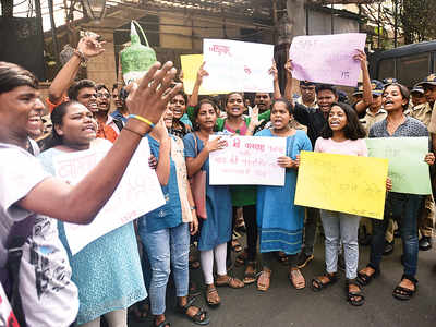 22 students detained for protesting outside Bachchan’s Juhu bungalow