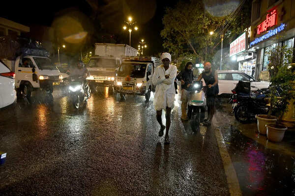 Heatwave grips Raj; dust storms, rain bring relief