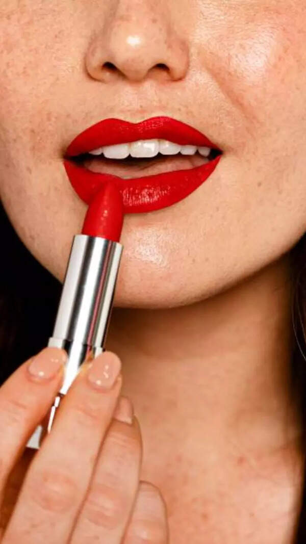  இந்த நாட்டுப் பெண்கள் சிவப்பு லிப்ஸ்டிக் பயன்படுத்துவதில்லை.. காரணம் இதுதான்! 