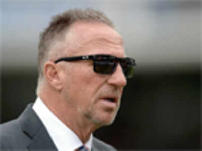 Botham embarrassed by nude pics