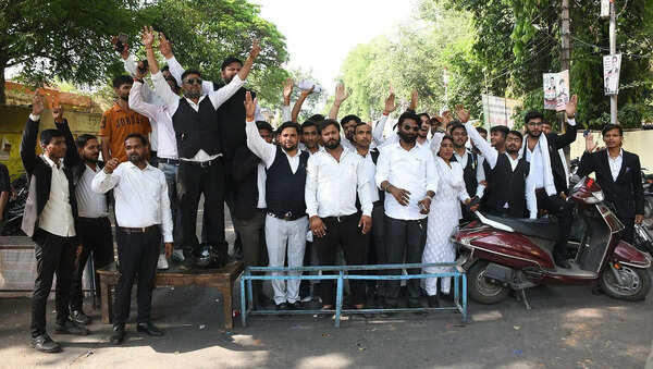 Traffic, work at collectorate hit as lawyers protest LMC demolitoin drive, police action