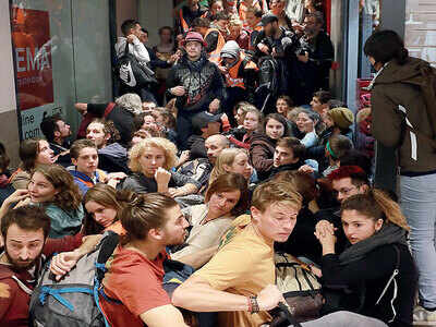 Hundreds of climate activists occupy Paris mall