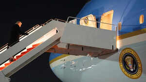 Snag hits Trump&rsquo;s Air Force One. Five things to know about &lsquo;flying oval office&rsquo;