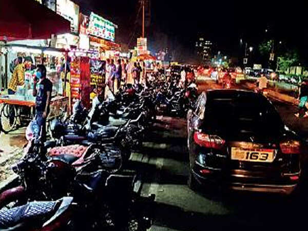 Pune: Haphazard parking at Balewadi chowpatty upsets motorists