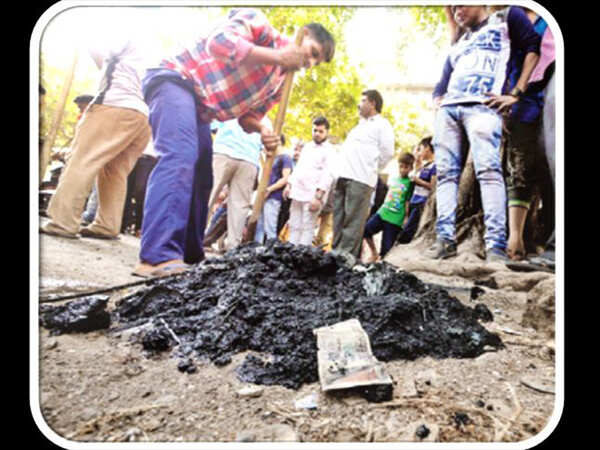 Cleaners find close to Rs 1 lakh old notes clogging Thane drain