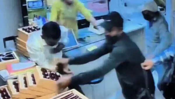 Watch: Nashik jewellery shop robbery bid fails after staff fight back against armed gang; 6 suspects on bikes flee