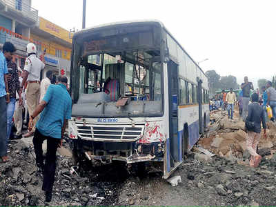 Bus rams into eight vehicles, kills two and injures six