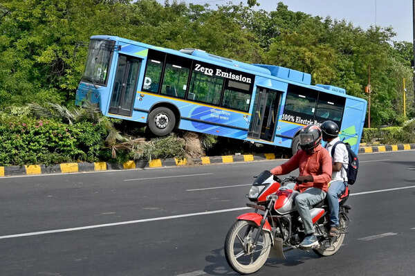 DTC bus rams divider near Rajghat after brake failure; no injuries