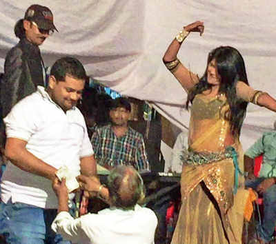 Hawkers turn Ganesh pandal into ‘dance bar’