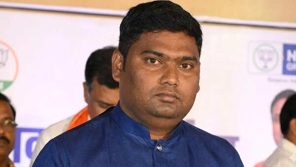 Fake IAS officer caught running Chikkamagaluru hospital