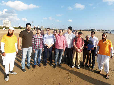 Citizens are now official caretakers of Versova beach, Collector hands over the reins for beach maintenance