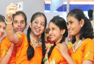 Maharashtra goes 'selfie' way to keep tab on school dropouts