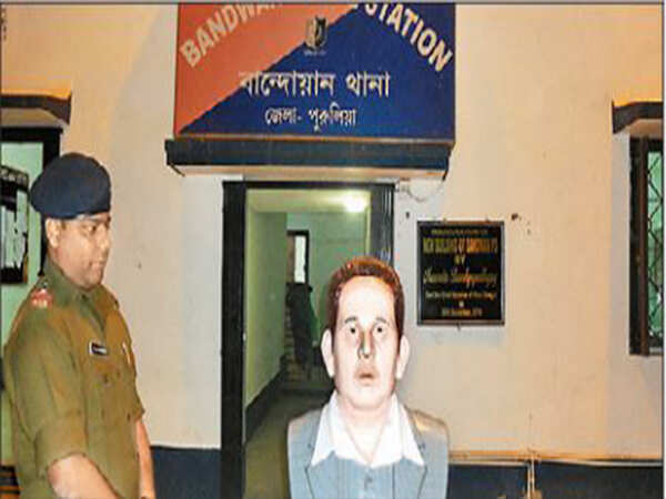 Cop slain by Maoists honoured with statue